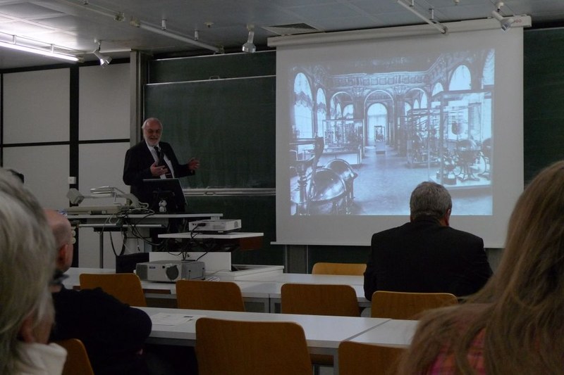 Professor Fischer inmitten seines Gastvortrag.