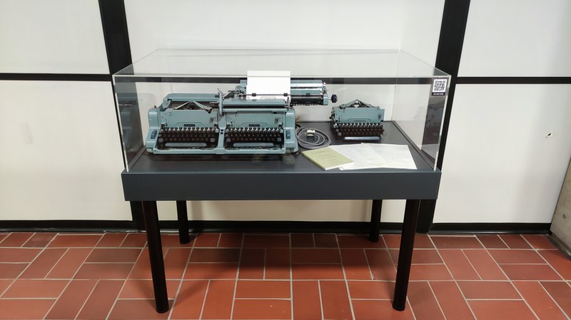 Glasvitrine in der eine Imperial Doppelganger Schreibmaschine steht.