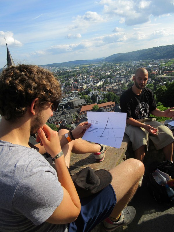 Mathematische Stadtführung. Studenten blicken über Marburg