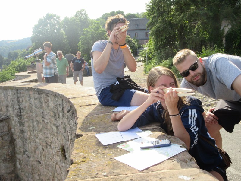 Mathematische Stadtführung. Studenten messen Abstände