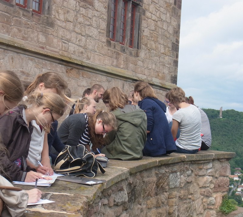 Mathematische Stadtführung. Schüler auf der Mauer des Marburger Schlosses.