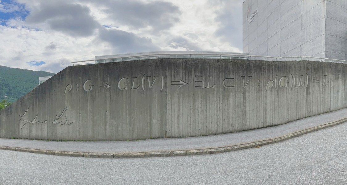 Wand des Opernhauses in Nordfjordeid, dem Geburtsort von Sophus Lie in Norwegen. An der Wand steht eine Gleichung des Mathematikers Sophus Lie.