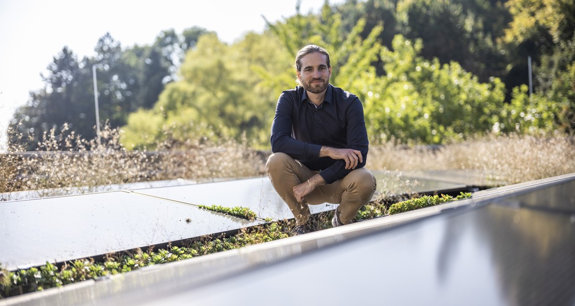 Ein Mensch umgeben von Solarmodulen