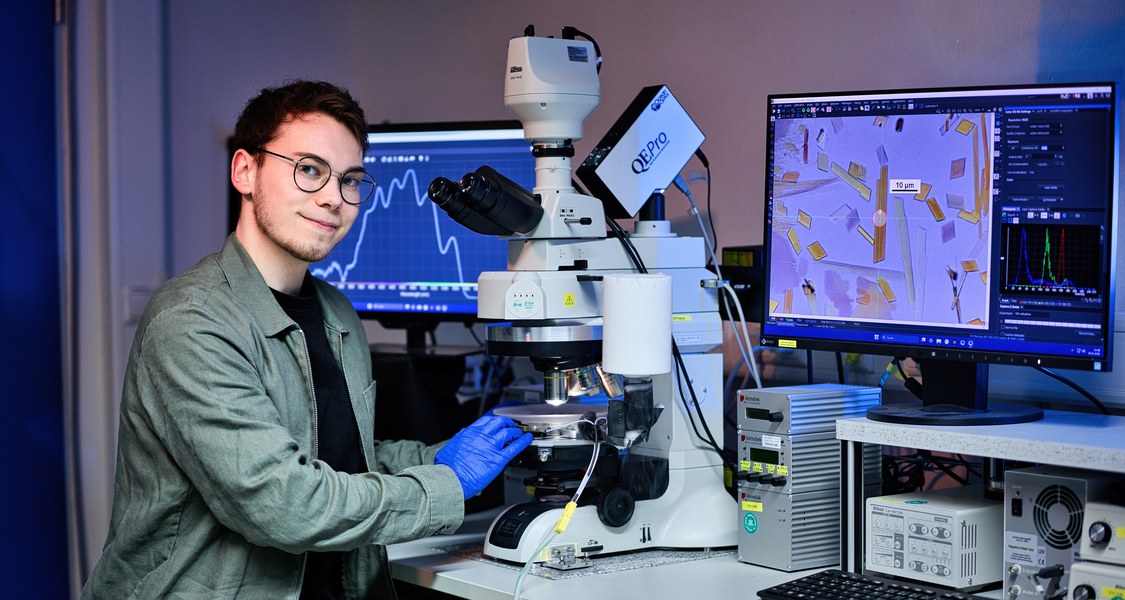 Forscher an physikalischer Messapparatur