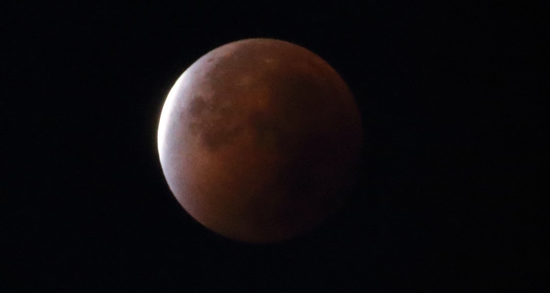 Mondfinsternis vom 28. September 2015, kurz nach Ende der totalen Finsternis