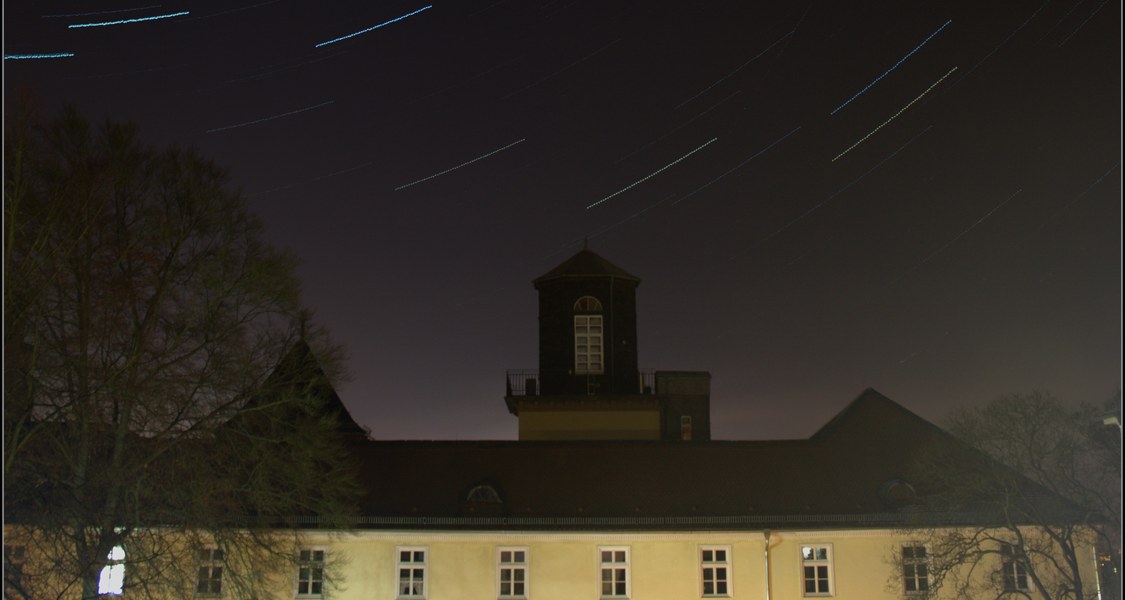 Gerling-Sternwarte mit Sternstrichspuren im Hintergrund