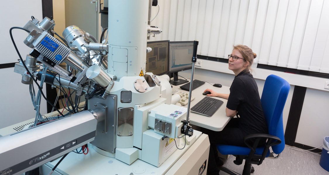 Dr Katharina Gries arbeitet am Rasterelektronenmikroskop am 31.01.2017