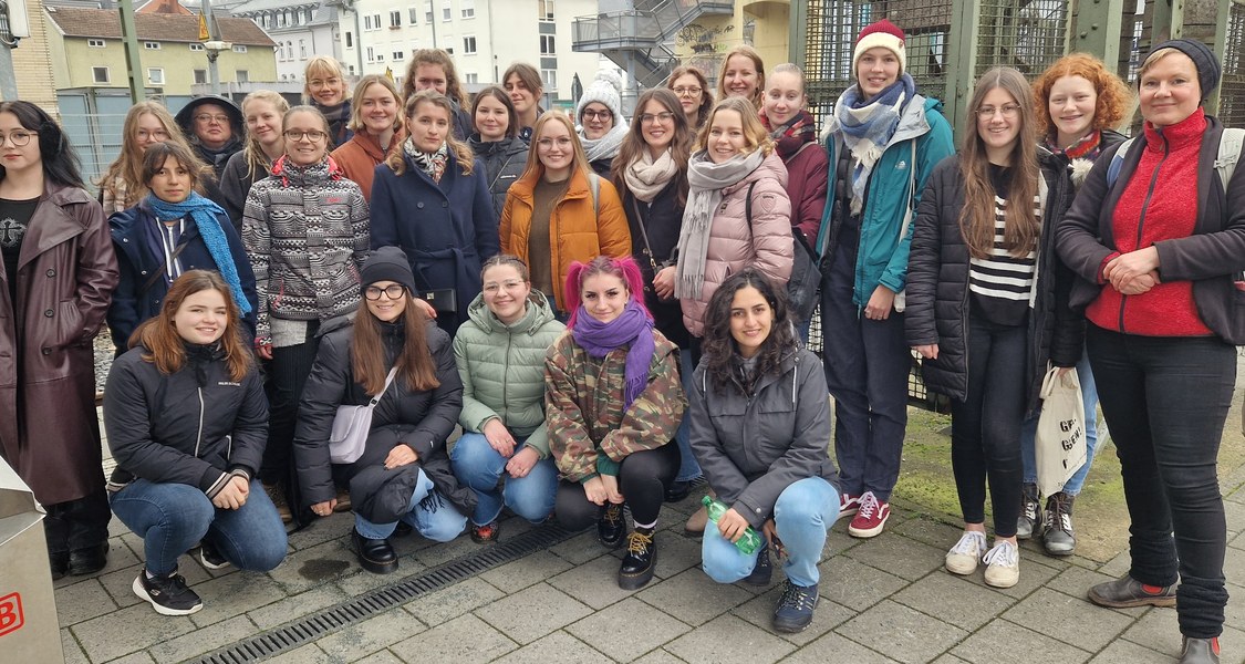 35 Frauen aus dem Fachbereich Physik und anderen MINT-Fachbereichen am Gleis des Marburger Hauptbahnhofs, auf dem Weg zur ESA in Darmstadt.