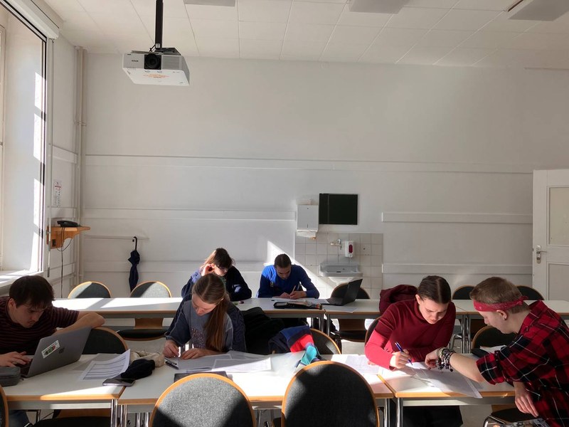 Studierende co-worken an Protokollen.