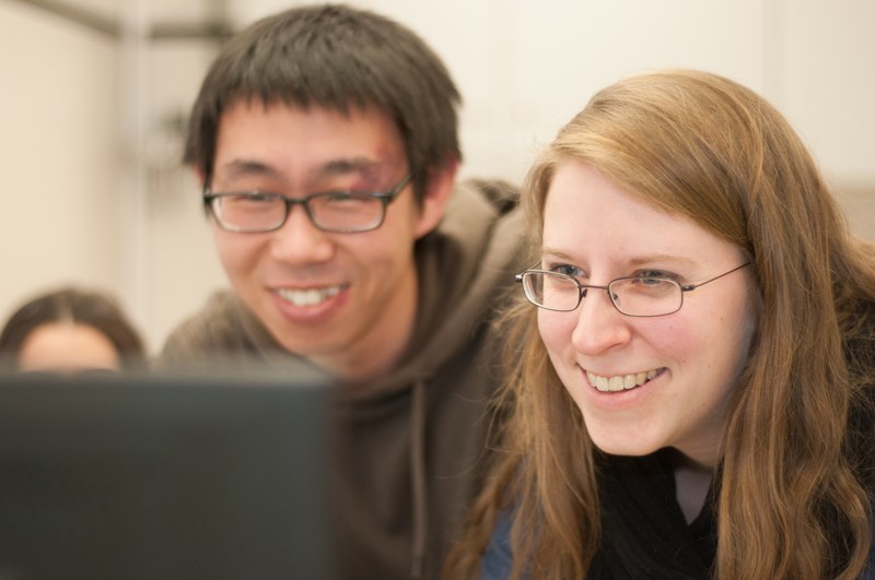 Studierende bei einer Messung im STRL