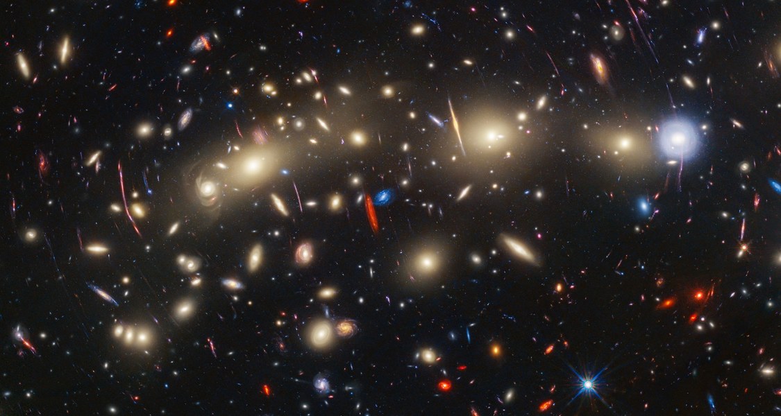 Kombiniertes Bild des Galaxien Clusters MACS0416 aus verschiedenen Farbfiltern des Hubble Space Teleskops und des James Webb Space Teleskops