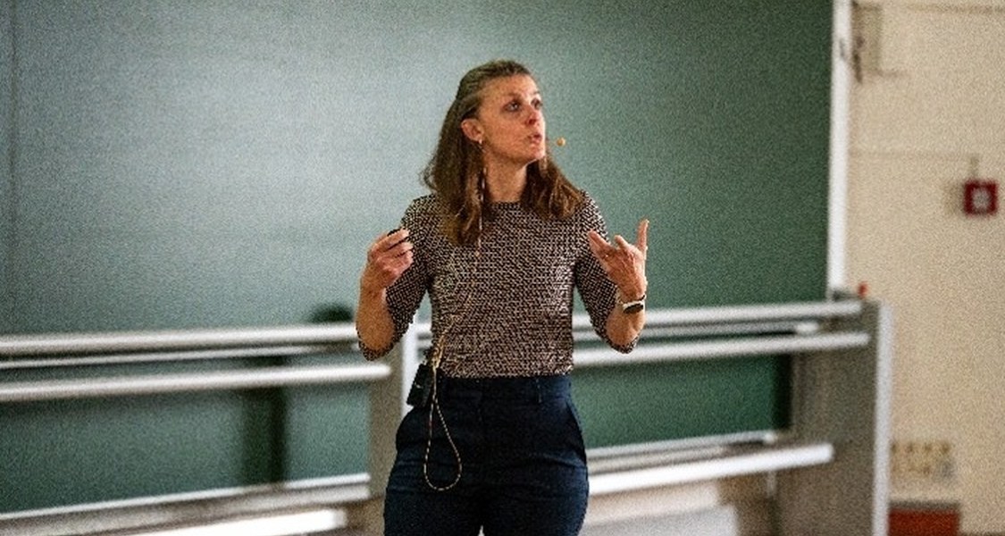 Foto von Nadine Leisgang, die im großen Hörsaal steht und den Vortrag für die Antrittsvorlesung hält.
