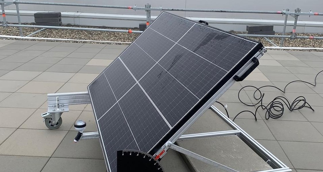 Steckersolargerät auf dem Dach für Studierendenversuche