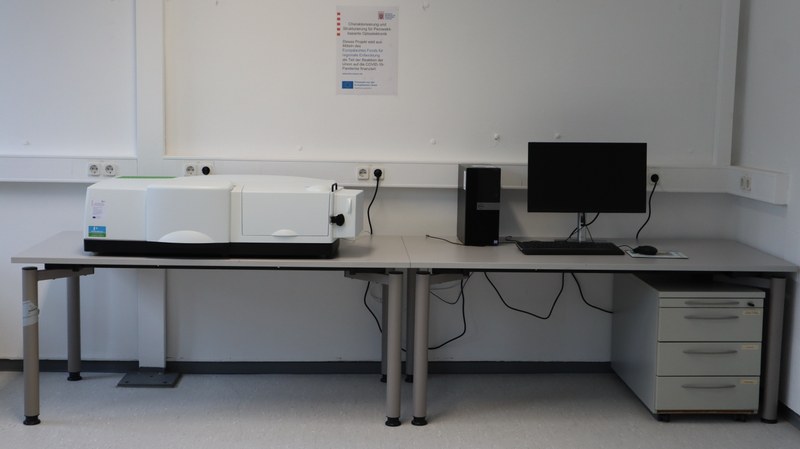 Das Foto zeigt ein UV-Vis Spektrometer mit zugehörigem Messrechner