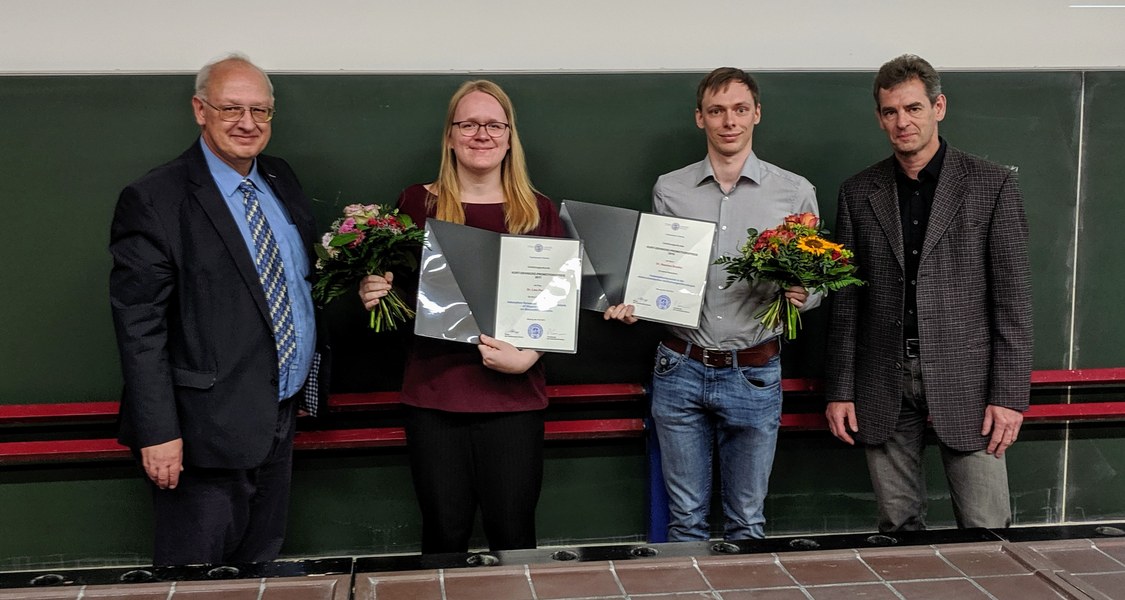 Dekan Prof. Nobert Hampp (l.) und Prof. Peter Graumann (r.), der Vorsitzende des Vergabekomitees, gratulieren Dr. Lisa Pecher (2.v.l.) und Dr. Stephan Bradler (2.v.r.) zu dieser Auszeichnung sehr herzlich. Es fehlt Dr. Niels Lichtenberger.