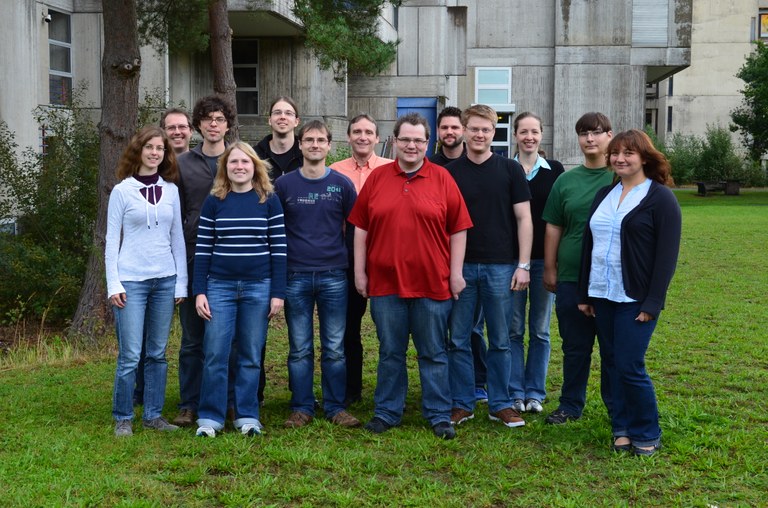 Arbeitsgruppe Seubert im Jahr 2011. Im Hintergrund das Hörsaalgebäude auf den Lahnbergen.