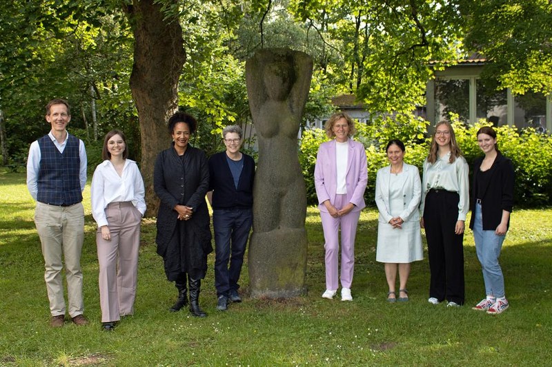 V.l.n.r: Prof. Peter Kolb, Selina Hesse, Prof. Marylyn Addo, Prof. Tanja Schirmeister, Dr. Silke Huster, Prof. Isabell Bekeredjian-Ding, Antonia Leber, Daria Gräbe