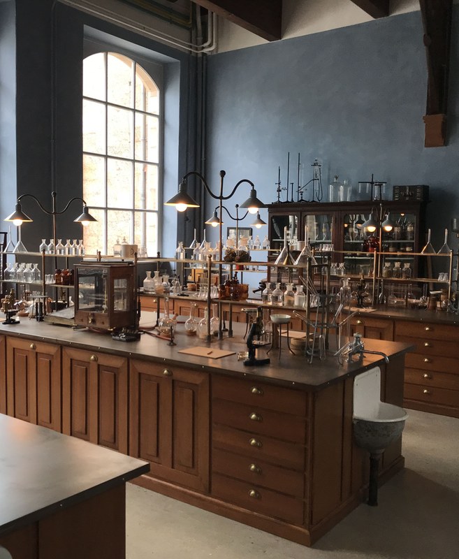 Filmset im Schäfer-Bau während der Dreharbeiten 2024 mit Requisiten aus der Pharmakognostischen Sammlung