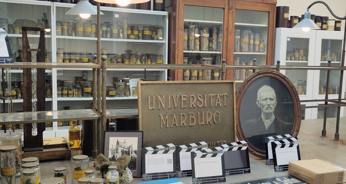 Filmrequisiten, die sich nun in unserer Pharmakognostischen Sammlung befinden