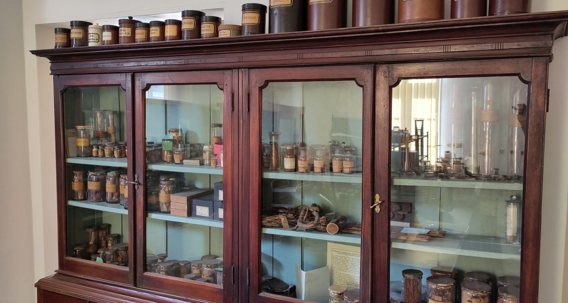 Sammlung mit Schrank aus dem Film und Requisiten