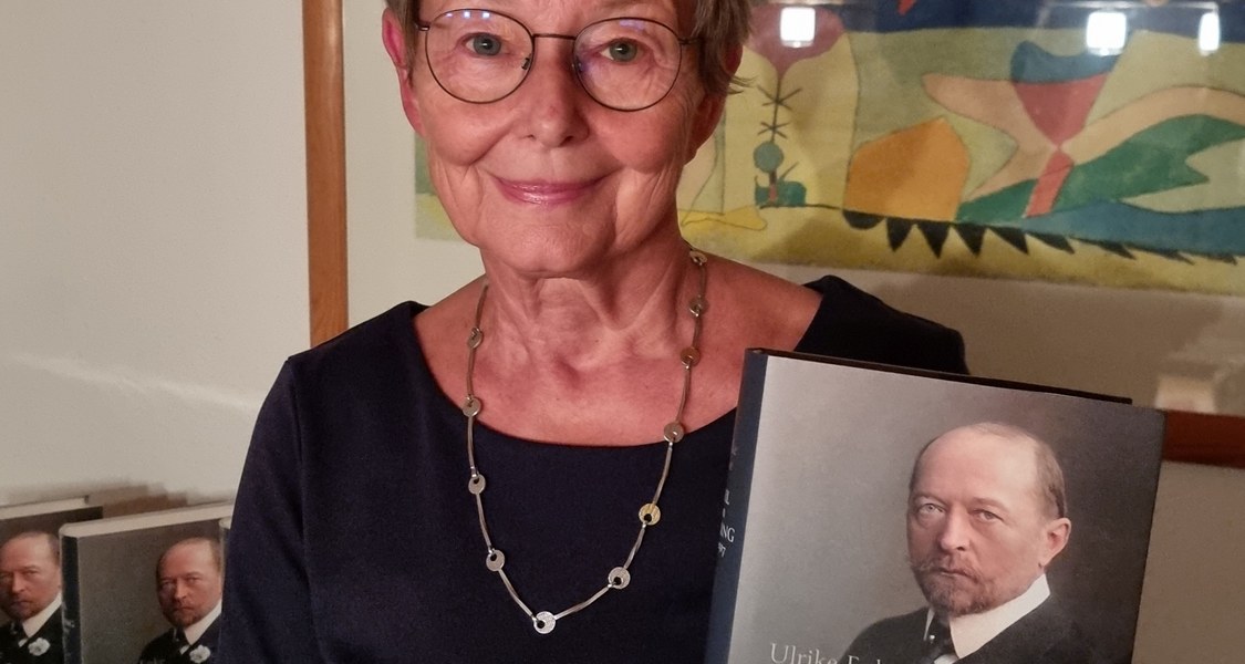Dr. Ulrike Enke mit ihrem Buch von Emil-von-Behring