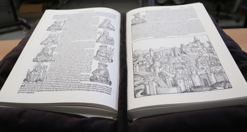 Durch den Förderverein ermöglicht: Buchkissen und Bleischlangen für den schonenden Umgang mit kostbaren Werken am Institut.