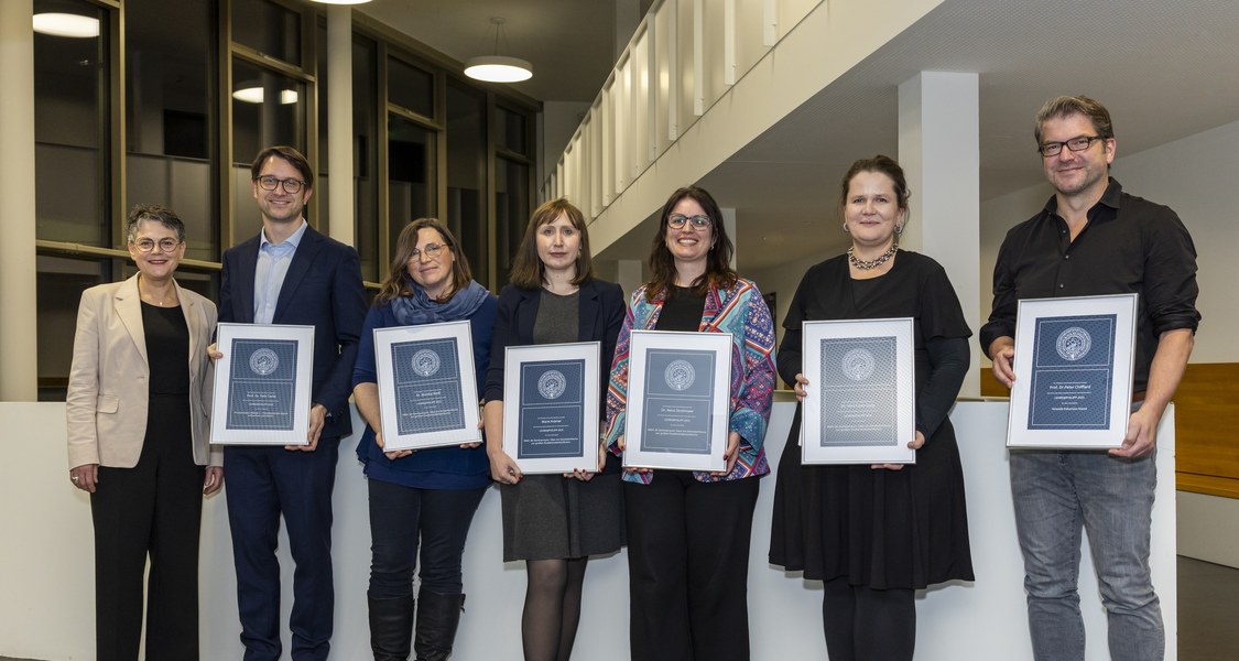 Die Preisträger*innen des Lehrpreises „Lehre@Philipp“ Prof. Dr. Peter Chifflard, Dr. Vera Cuntz-Leng, Dr. Alena Strohmaier, Marie Krämer, Dr. Monika Weiß und Prof. Dr. Felix Tacke mit Vizepräsidentin für Bildung Prof. Dr. Yvonne Zimmermann (von rechts nach links).