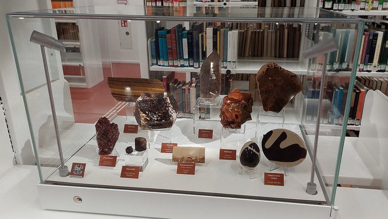 Vitrine  mit braunen Mineralen