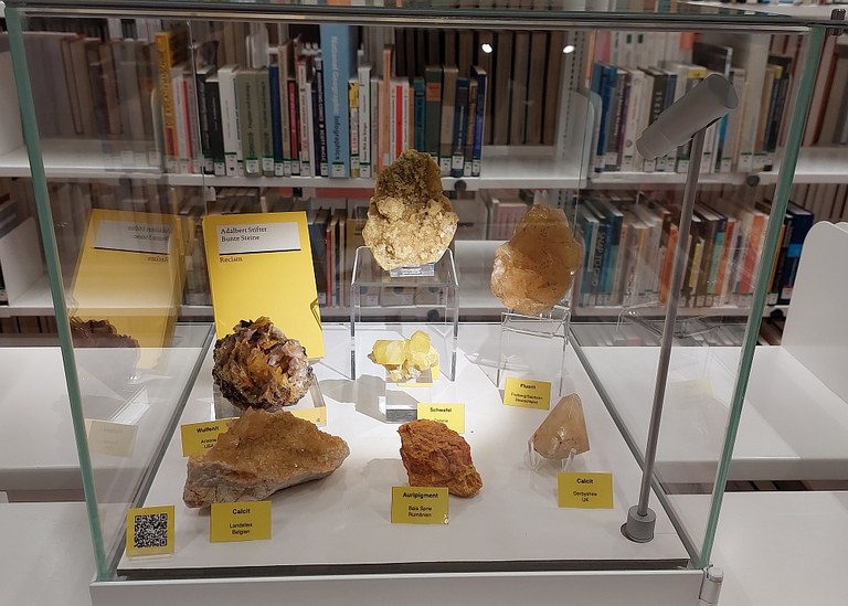 Vitrine mit gelben Mineralen