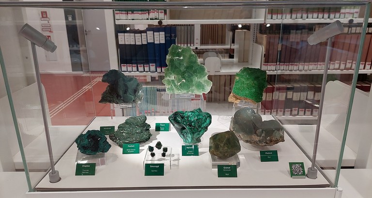 Vitrine mit grünen Mineralen