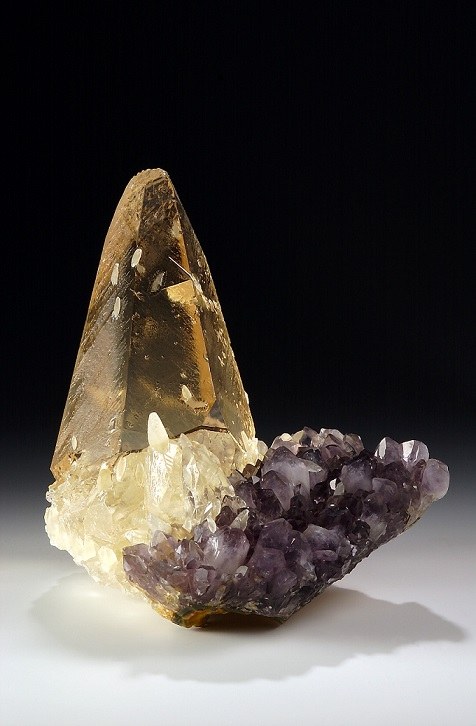 Zwei Generation von Calciten auf Amethyst