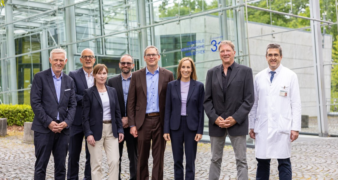 Landtagspräsidentin Astrid Wallmann besucht gemeinsam mit Vertreterinnen und Vertretern aus Medizin und Forschung das Universitätsklinikum Marburg.