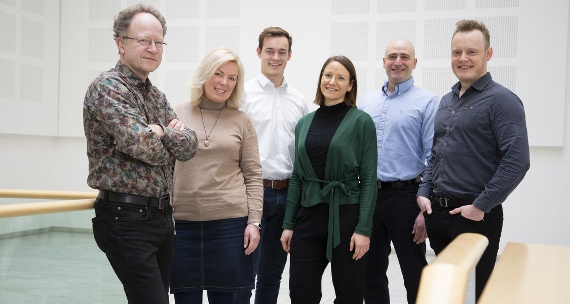 Gruppenbild der Mitarbeiter des Instituts für Künstliche Intelligenz in der Medizin. Von links nach rechts: Prof. Dr. Martin C. Hirsch, Sigrid Hartmann, Fabian Lechner, Nadine Schlicker, Prof. Dr. Ivica Grgic, Dr. Peter Michael Mross