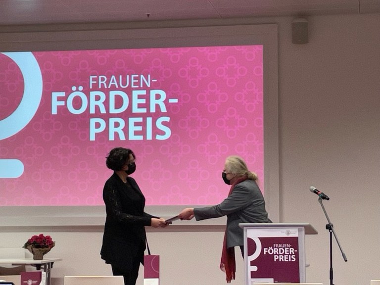 Urkundenübergabe von Frau Prof. Dr. Katharina Krause (rechts, Präsidentin der Philipps Universität) an Frau Prof. Dr. Katja Becker (Direktorin der Klinik für Kinder- und Jugendpsychiatrie)