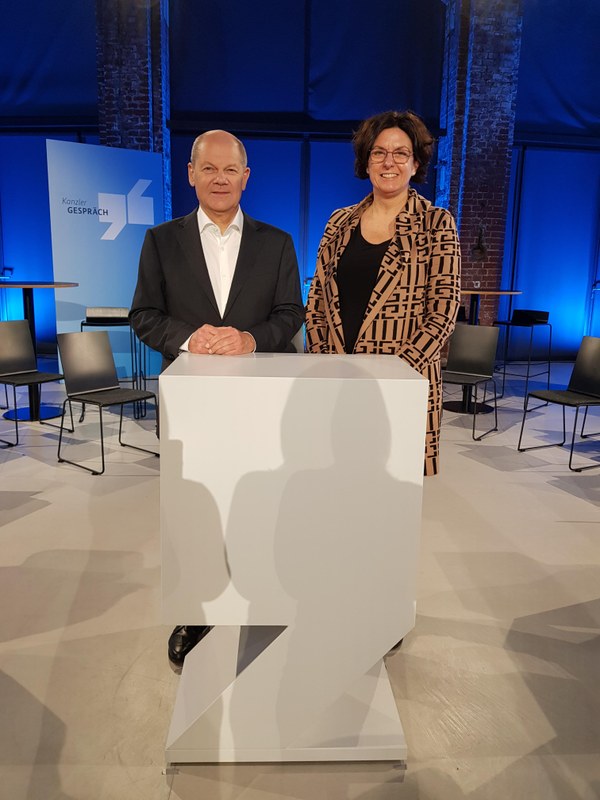 Bundeskanzler Olaf Scholz und Prof. Katja Becker beim Bürgerdialog mit dem Kanzler am 02.02.2023 in Marburg