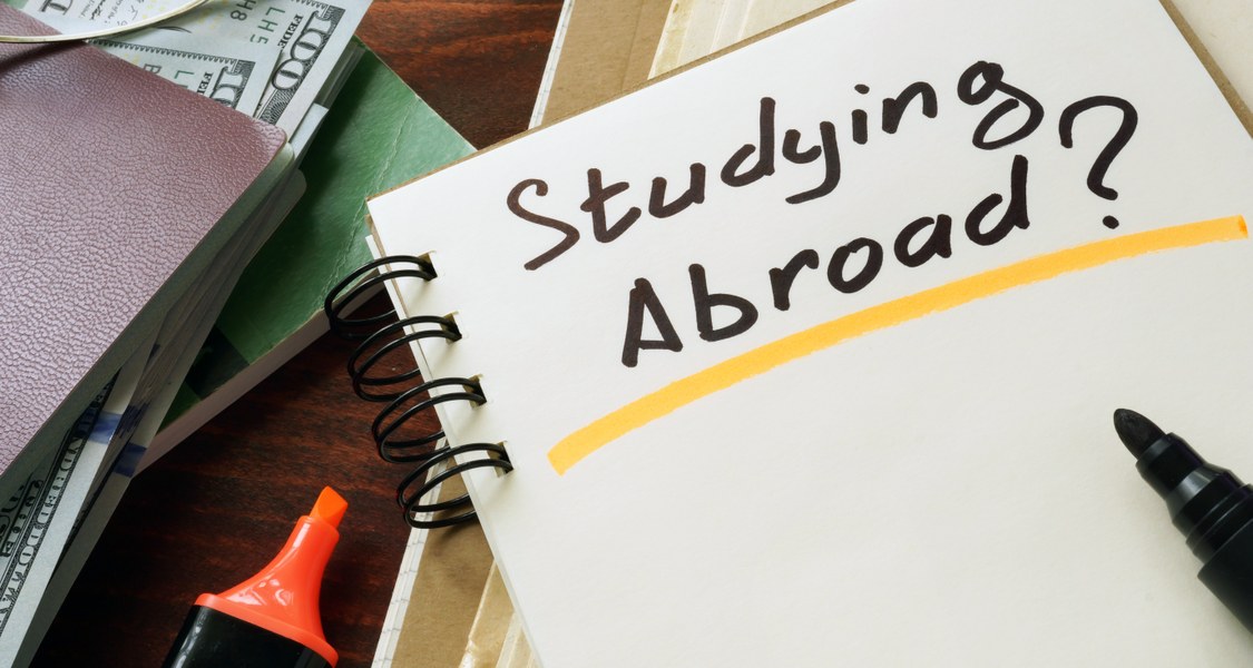 Block mit Aufschrift "Studying Abroad?"