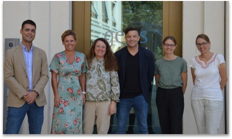 Privates Foto, zeigt das Team im Innenhof der GESIS, v.l.n.r. Prof. Dr. Torrano, Prof. Dr. Rammstedt, Dr. Maehler, Prof. Dr. Courtney, Frau Fischer, Prof. Dr. Gorges