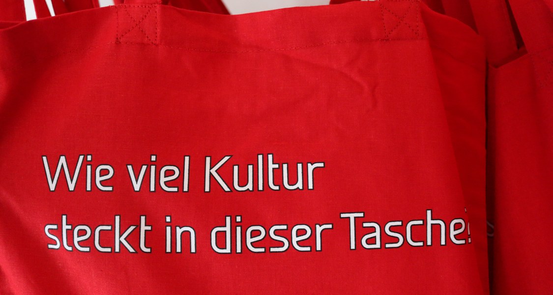 Auf einem Jutebeutel steht die Frage "Wie viel Kultur steckt in dieser Tasche?"