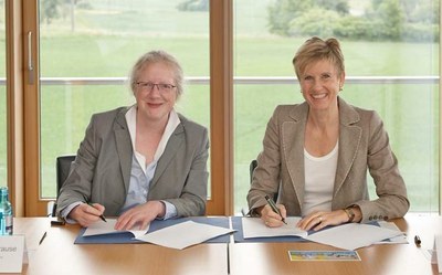 Unterzeichung des Koopverationsvertrages v. l. n. r.:Prof. Dr. Katharina Krause, Susanne Klatten