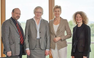 Unterzeichung des Koopverationsvertrages v. l. n. r.: Christian Kammler, Prof. Dr. Katharina Krause, Susanne Klatten, Friederike Schönhuth