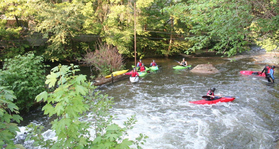 Bild zeigt auf der Lahn Wildwasser Kajak