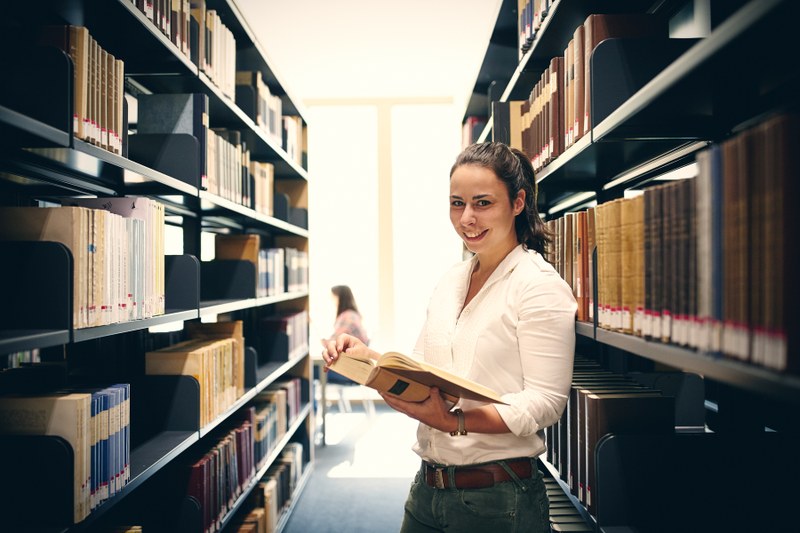 Abbildung: Studierende in der Bibliothek des Deutschen Sprachatlas