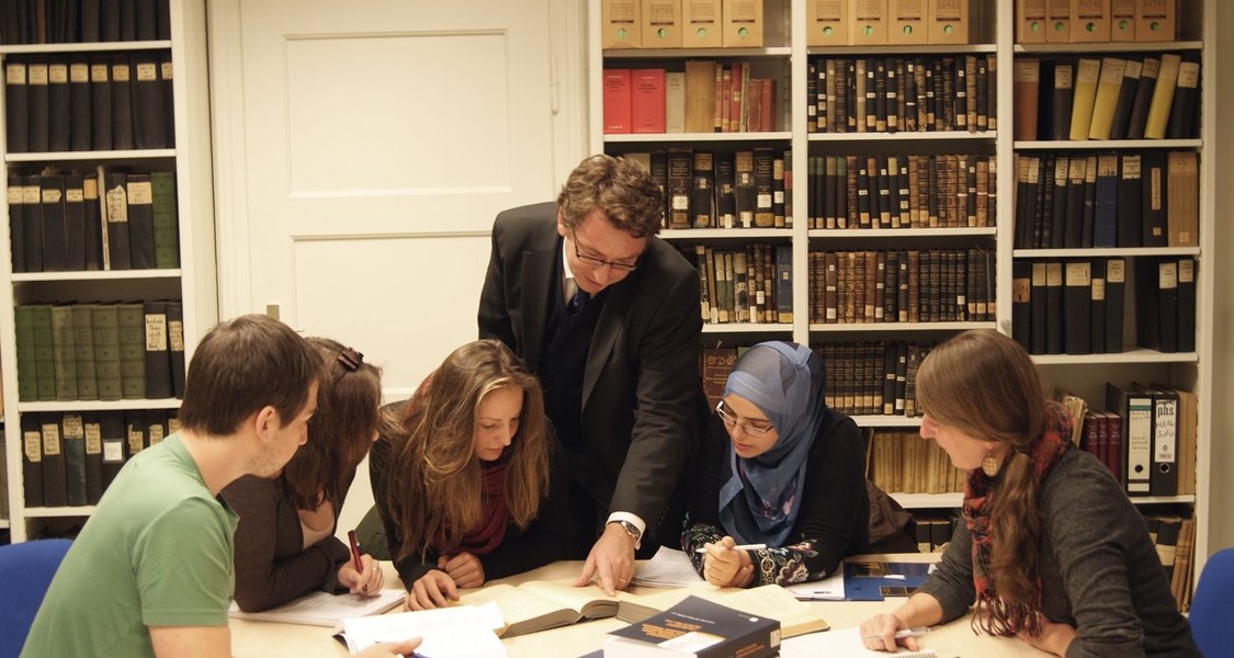 Rechtswissenschaftler mit Studierenden unterschiedlicher Religionszugehörigkeit