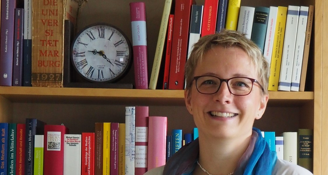 Prof. Dr. Inken Schmidt-Voges in der Bibliothek