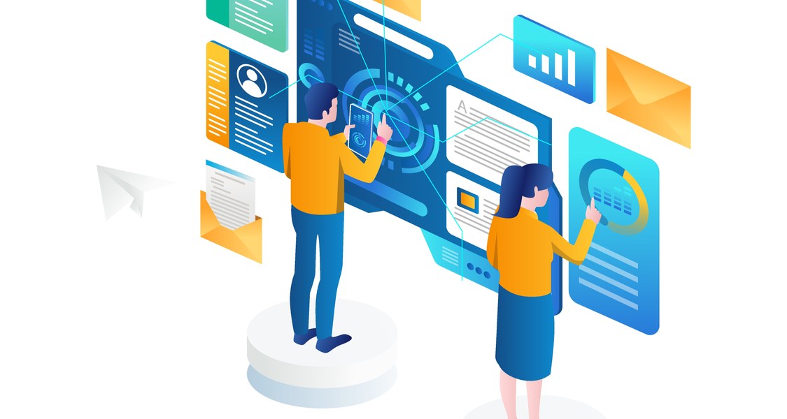 Zwei Miniaturmenschen arbeiten an unterschiedlichen technischen Geräten, die überlebensgroß dargestellt sind an digitalen Daten.