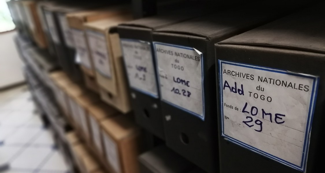 Aktenordner mit der Beschriftung Archives Nationales du Togo, Lome