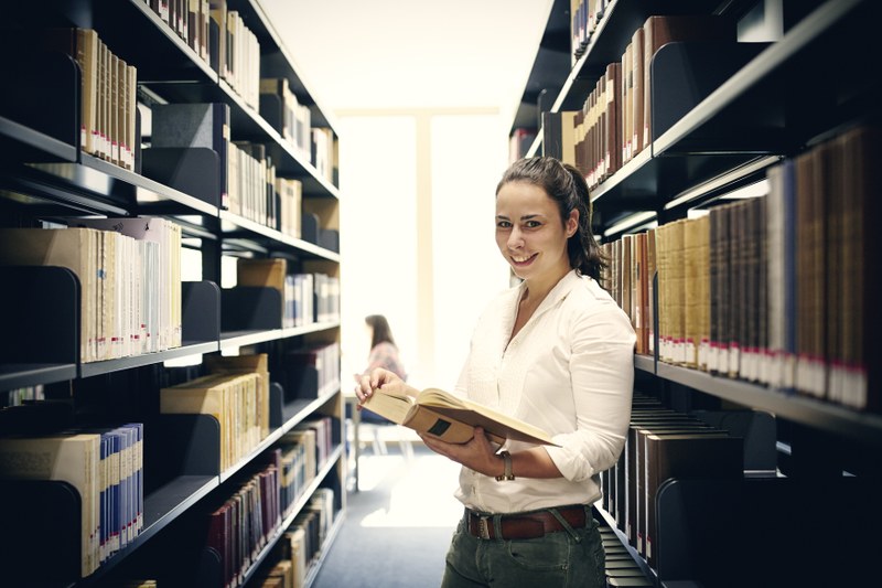 Studentin in der Bibliothek des deutschen Sprachatlas