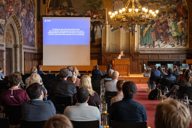 Prof. Dr. Sabine Pankuweit, Vizepräsidentin für Chancengleichheit und Karriereentwicklung, eröffnet den Tag der Wissenschaftler*innen mit einem Grußwort.