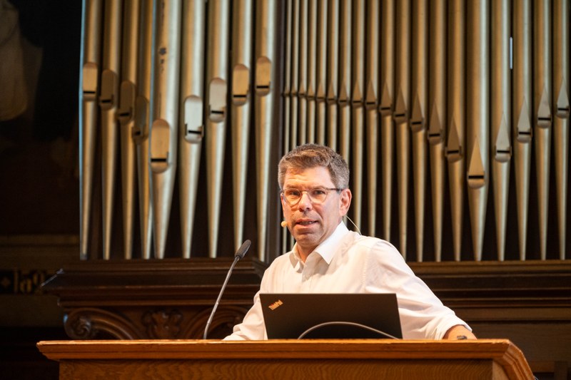 Universitätspräsident Prof. Dr. Thomas Nauss bei seiner keynote zum Thema "Zeit und ich".