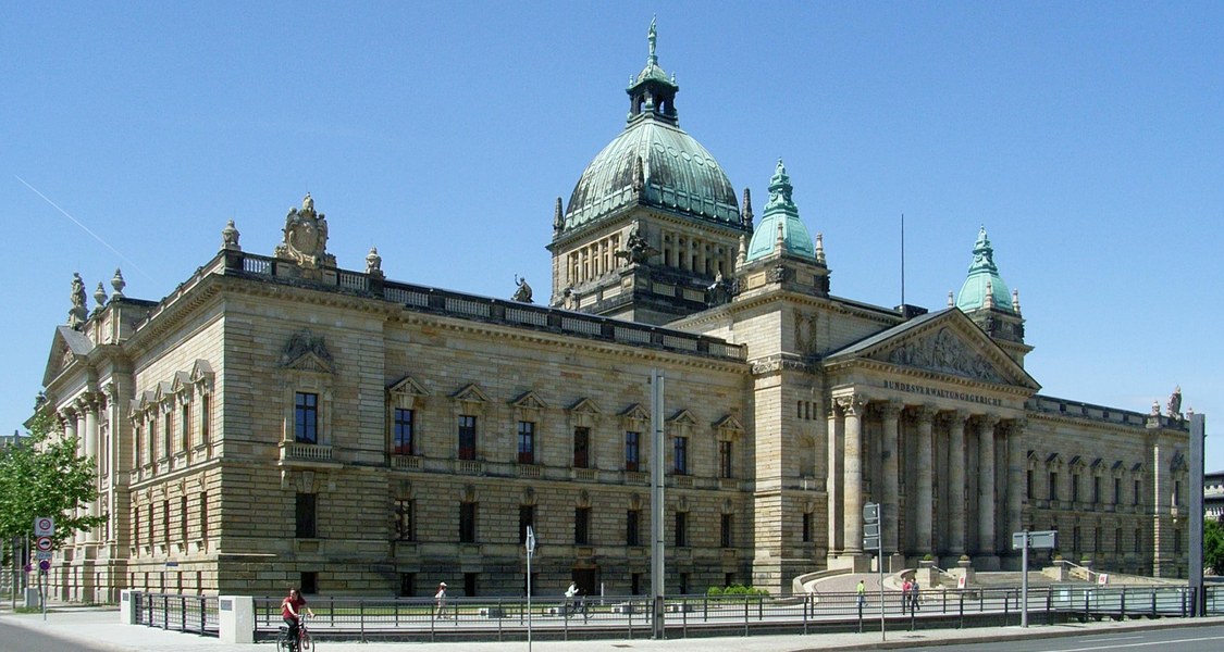 Gebäude des Bundesverwaltungsgerichts Leipzig vor blauem Himmel